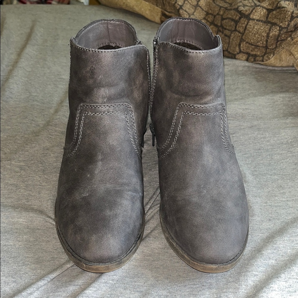 Stylish Gray Maurice’s Sz 8M Ankle Boots